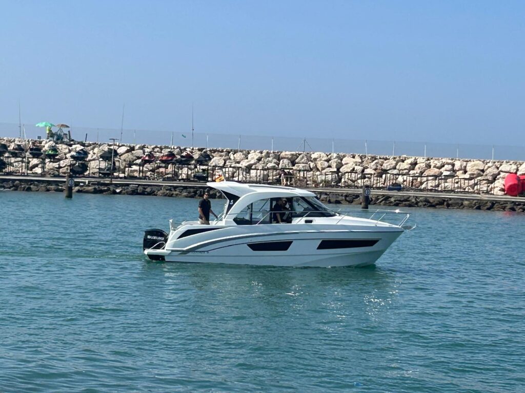 Neue Lieferung eines Beneteau Antares an einen anderen glücklichen Klienten!