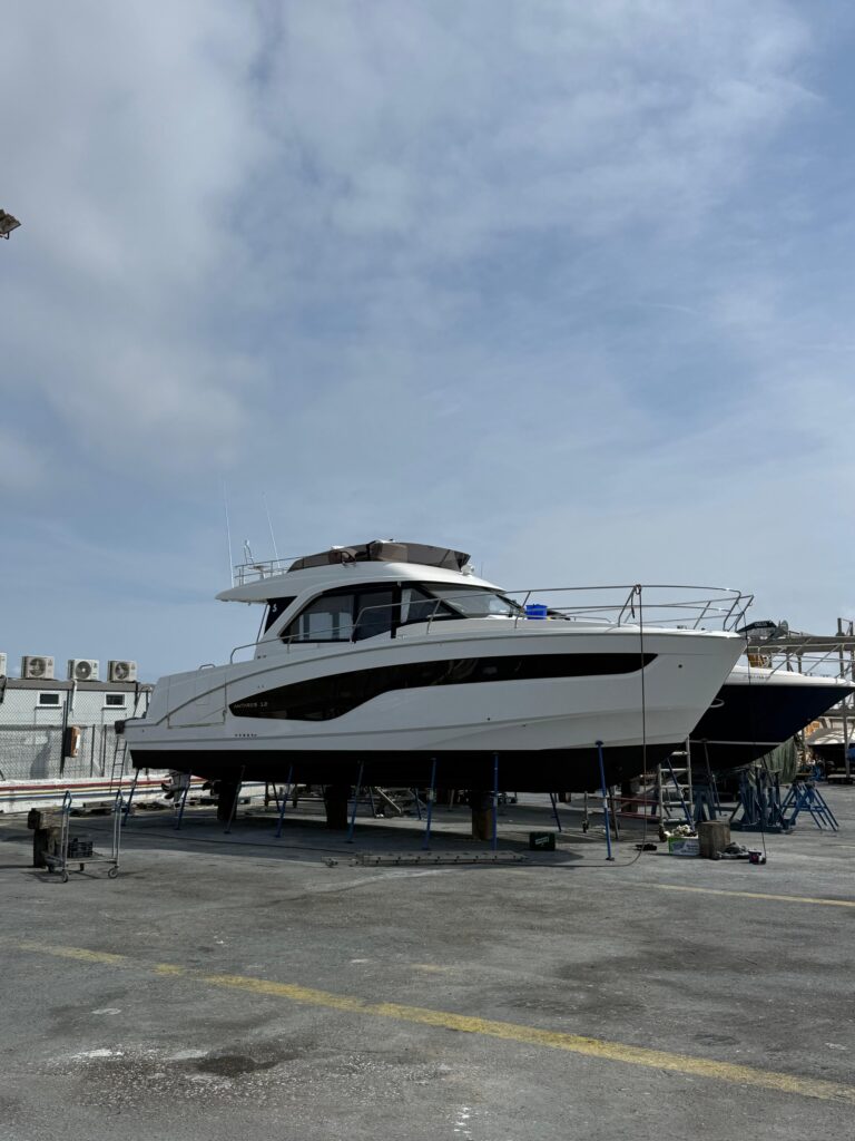 Entrega del almirante de la gama, Beneteau Antares 12 Fly